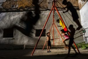 Crianças brincam em balanços em Cuba