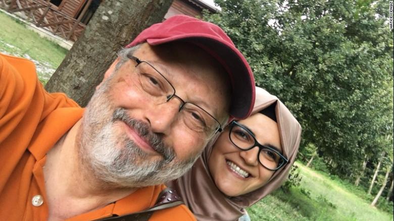 Jamal Khashoggi, jornalista saudita assassinado na Turquia, com a noiva, Hatice Cengiz 