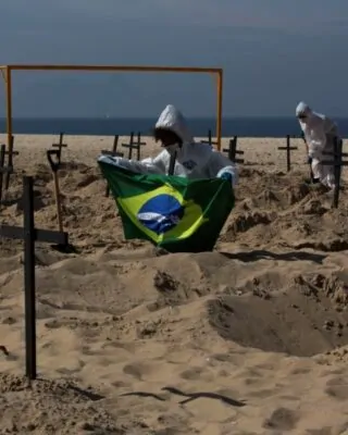 Protesto contra mortes por covid-19 em Copacabana, Rio de Janeiro