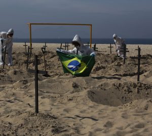 Protesto contra mortes por Covid na Praia de Copacabana