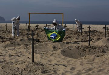 Protesto contra mortes por Covid na Praia de Copacabana