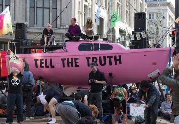 Barco cor de rosa com frase Tell The Truth (diga a verdade) é usado pelo grupo Extinction Rebellion em Londres para protestar contra a crise do clima e cobrar ações das autoridades e empresas