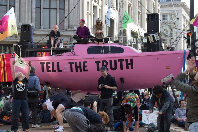 Barco cor de rosa com frase Tell The Truth (diga a verdade) é usado pelo grupo Extinction Rebellion em Londres para protestar contra a crise do clima e cobrar ações das autoridades e empresas 