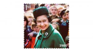 Rainha Elizabeth II de roupa verde no ano de 1980
