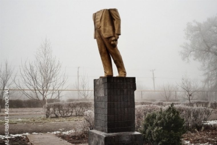 estátua decapitada de Lenin Ucrânia