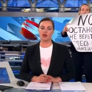 Marina Ovsyannikova, jornalista russa desaparecida após exibir cartaz ao vivo contra a guerra
