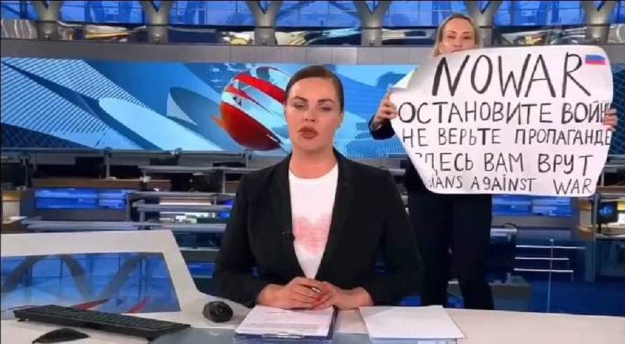 Marina Ovsyannikova, jornalista russa desaparecida após exibir cartaz ao vivo contra a guerra
