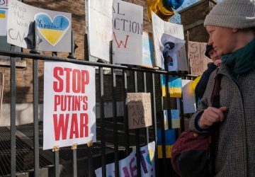 Protesto em Londres contra guerra entre Rússia e Ucrânia (Foto: Ehimetalor Akhere Unuabona/Unsplash)