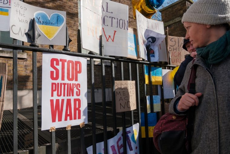 Protesto em Londres contra guerra entre Rússia e Ucrânia (Foto: Ehimetalor Akhere Unuabona/Unsplash)