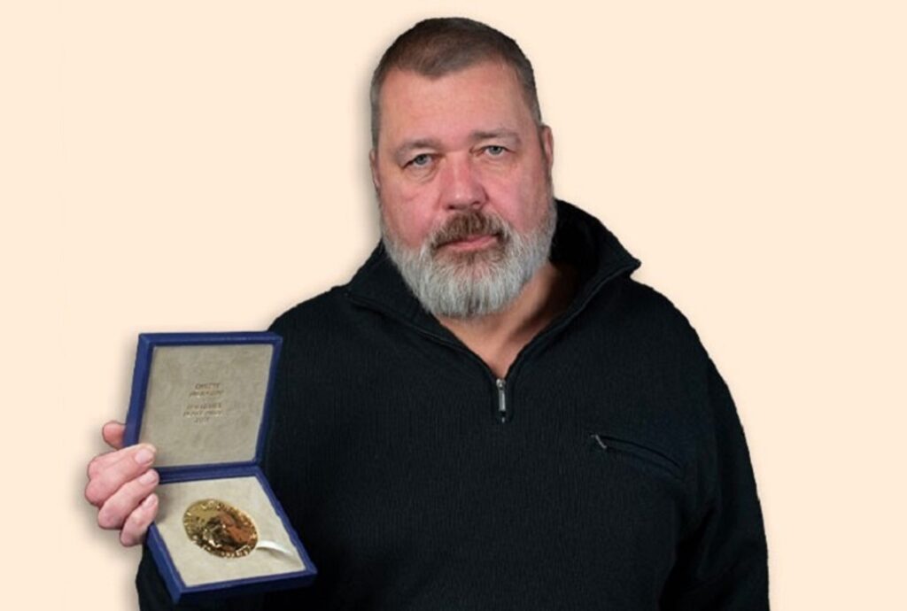 Dmitry Muratov, jornalista da Rússia, rotulado como agente estrangeiro, exibe a medalha do Nobel da Paz