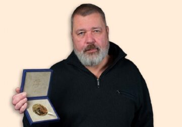 Dmitry Muratov, jornalista da Rússia, rotulado como agente estrangeiro, exibe a medalha do Nobel da Paz