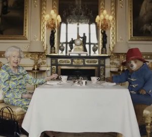 Vídeo Jubileu rainha ursinho Paddington Reino Unido monarquia realeza britânica