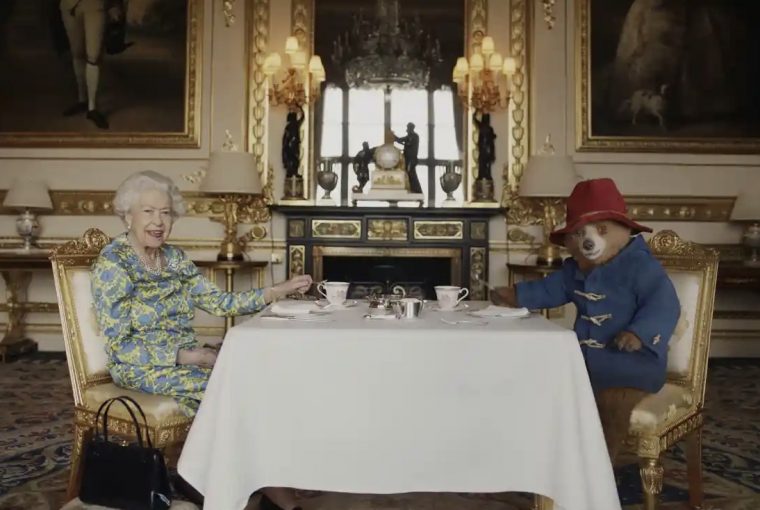 Vídeo Jubileu rainha ursinho Paddington Reino Unido monarquia realeza britânica