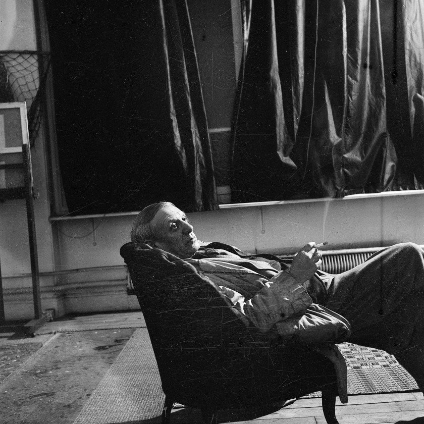 Leilão Pablo Picasso sentado foto Dora Maar Paris, 1942