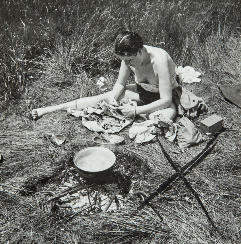 leilão foto Dora Maar musa Picasso Dora Maar, sentada na grama perto do fogo - 1935