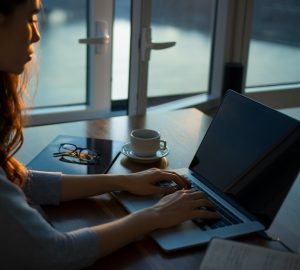 saúde mental jornalistas, home office, computador