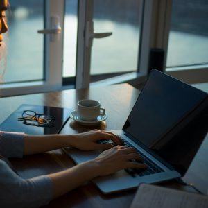 saúde mental jornalistas, home office, computador