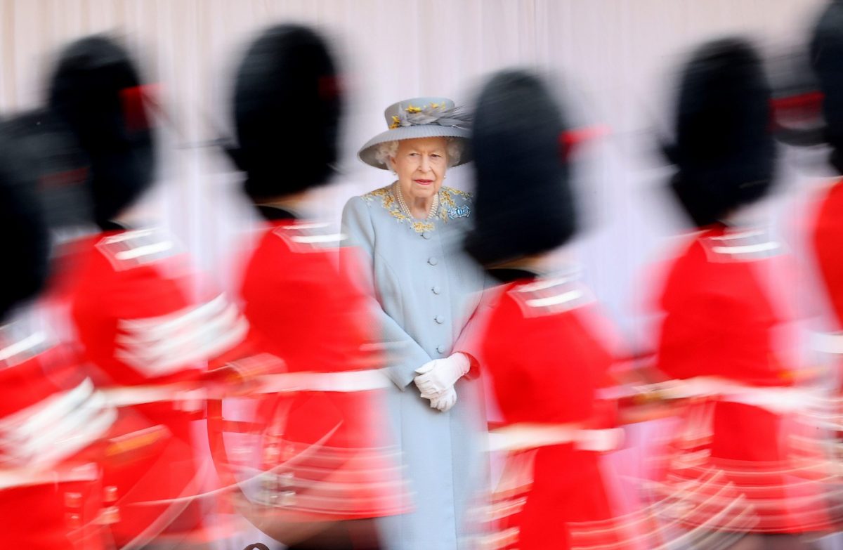 Fotografia Rainha Elizabeth com Guarda Real monarquia realeza 