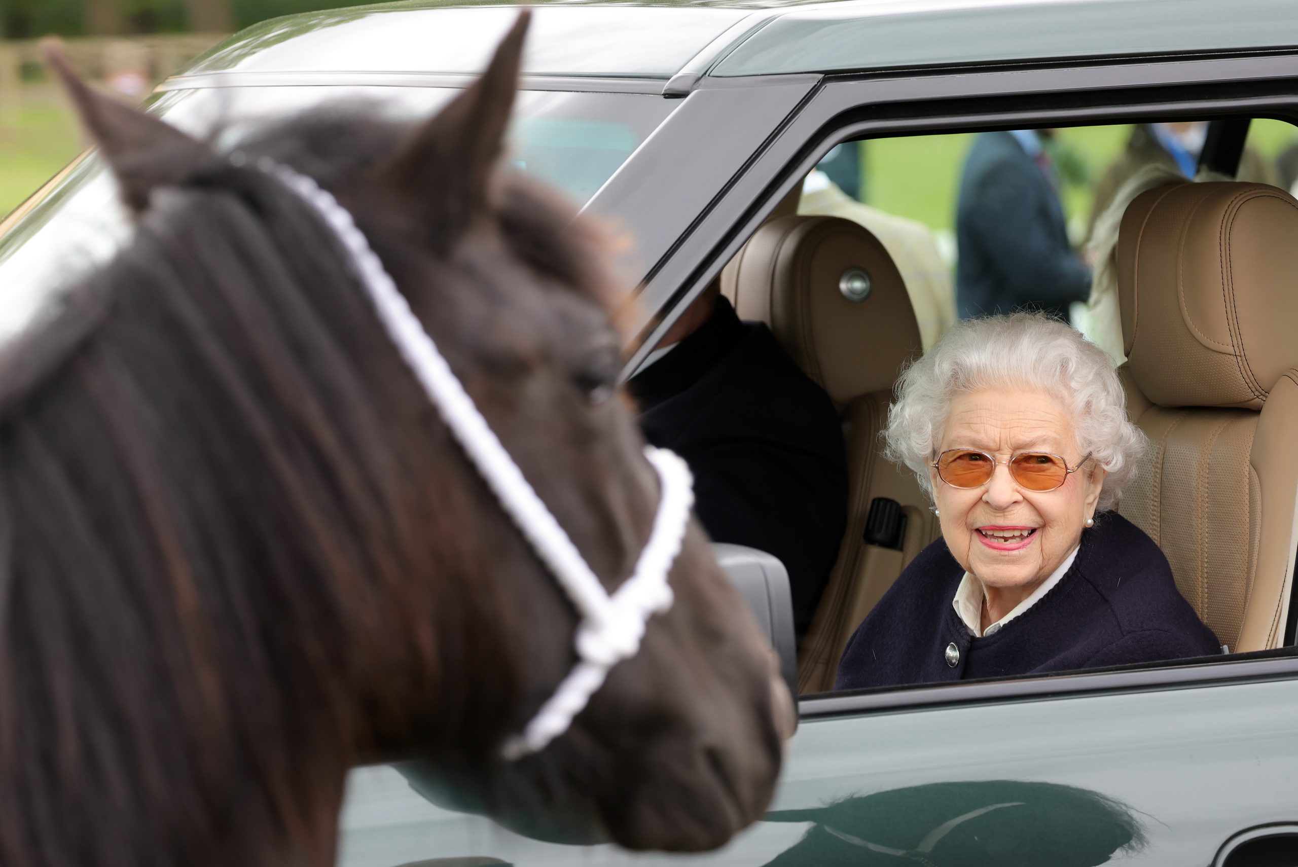 Fotografia Rainha Elizabeth com cavalo monarquia realeza 