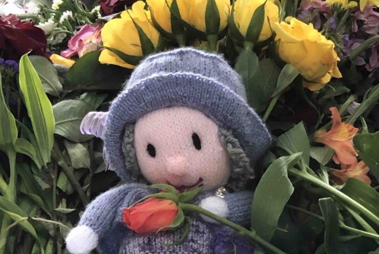 Homenagem rainha Elizabeth flores ursinho Londres