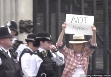 Protestos rei Charles Reino Unido monarquia britânica