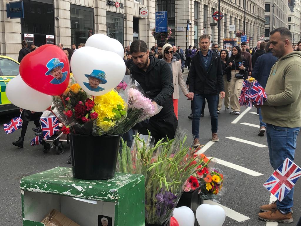Rainha Elizabeth cortejo Londres vendedor flores