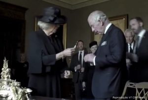 Rei Charles vídeo caneta viral monarquia realeza Reino Unido Irlanda