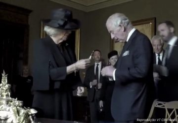 Rei Charles vídeo caneta viral monarquia realeza Reino Unido Irlanda