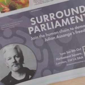 Julian Assange liberdade protesto Londres abraço parlamento