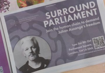 Julian Assange liberdade protesto Londres abraço parlamento