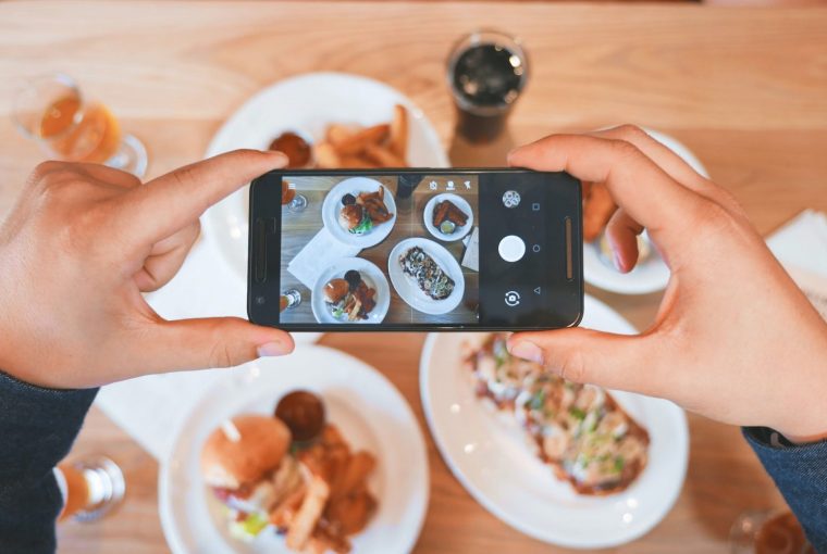 Rede social smartohone fotografia comida mercado influenciadores digitais