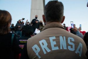 Homem com colete Prensa de costas assistindo a manifestação por crimes contra jornalistas no México