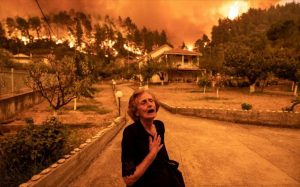 Concurso de fotografia mulher incêndio florestal Grécia Siena Photo Awards winner