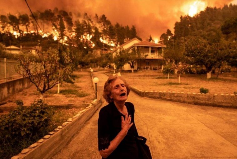 Concurso de fotografia mulher incêndio florestal Grécia Siena Photo Awards winner