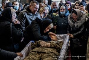 Mulher chorando soldado Guerra Ucrânia imagens 1 ano