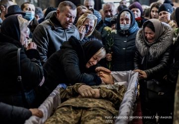 Mulher chorando soldado Guerra Ucrânia imagens 1 ano