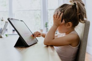 Criança computador bullying virtual cibernético