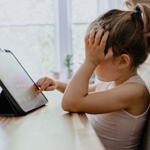 Criança computador bullying virtual cibernético