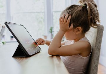 Criança computador bullying virtual cibernético
