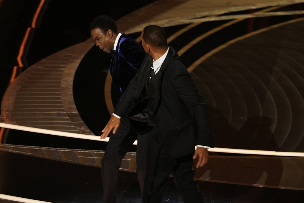 Ator Will Smith dá um tapa no apresentador Chris Rock Oscar 2022 cinema Hollywood fotografia Getty Images