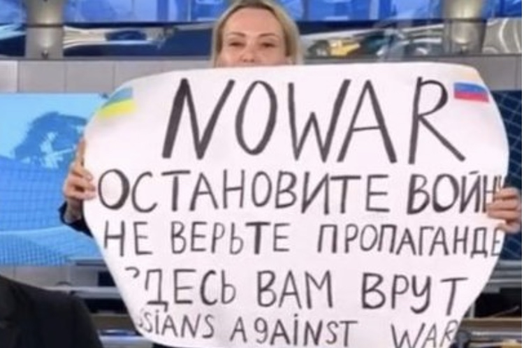 Jornalista russa protesta contra guerra na TV estatal do país