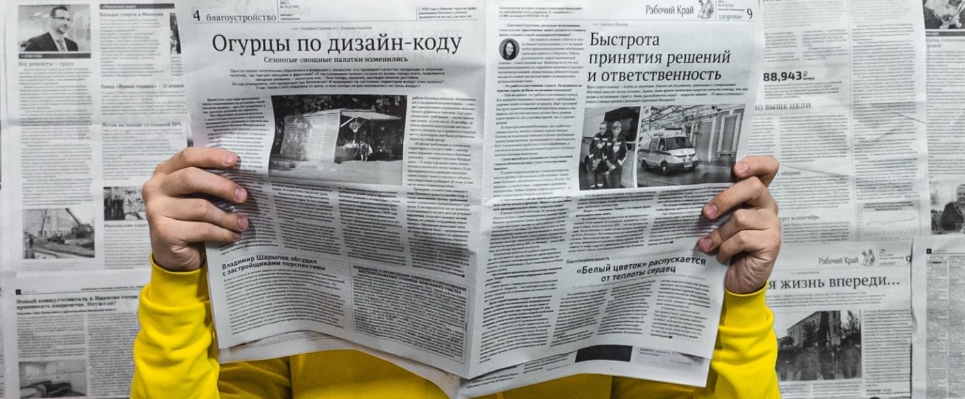 Homem lendo jornal propaganda russa