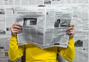 Homem lendo jornal propaganda russa