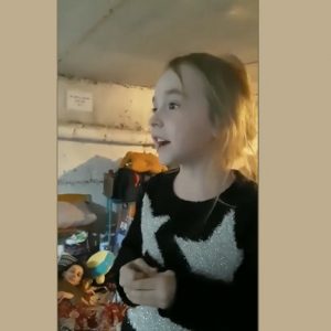 Menina ucraniana emociona web ao cantar música de Frozen em bunker (Foto: Reprodução/Twitter)