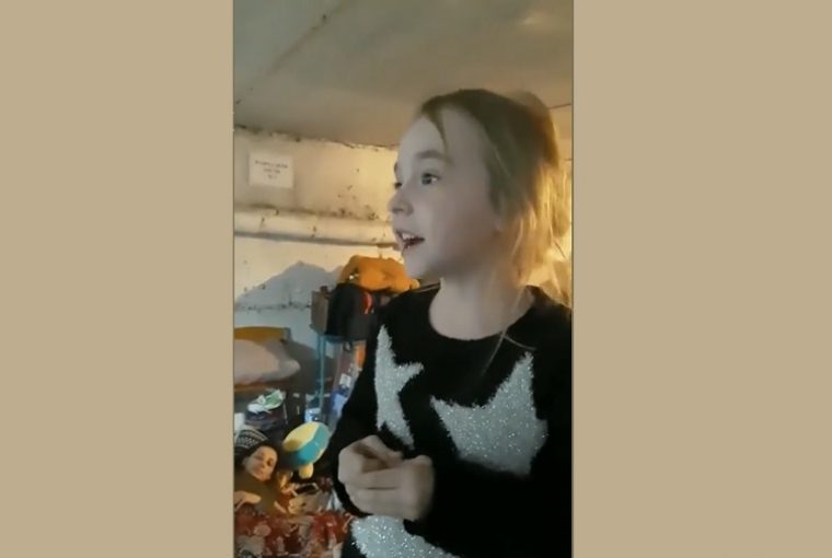 Menina ucraniana emociona web ao cantar música de Frozen em bunker (Foto: Reprodução/Twitter)