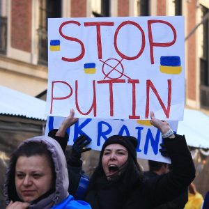 Manifestantes em frente ao consulado da Rússia na cidade de Nova York para protestar contra a guerra na Ucrânia (Foto: Tong Su/Unsplash)