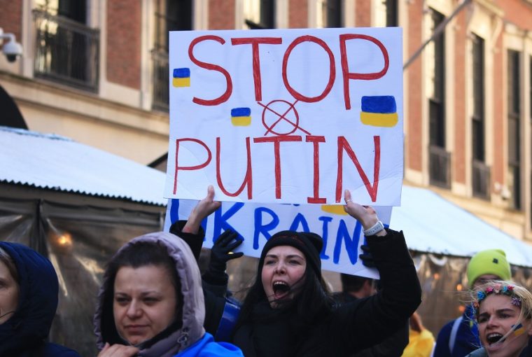 Manifestantes em frente ao consulado da Rússia na cidade de Nova York para protestar contra a guerra na Ucrânia (Foto: Tong Su/Unsplash)