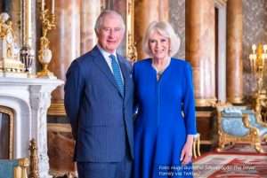 Rei Charles e rainha Camilla em foto oficial divulgada pelo Palácio de Buckingham antes da cerimônia de coroação