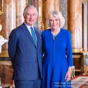 Rei Charles e rainha Camilla em foto oficial divulgada pelo Palácio de Buckingham antes da cerimônia de coroação