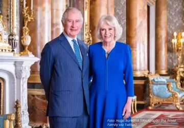 Rei Charles e rainha Camilla em foto oficial divulgada pelo Palácio de Buckingham antes da cerimônia de coroação